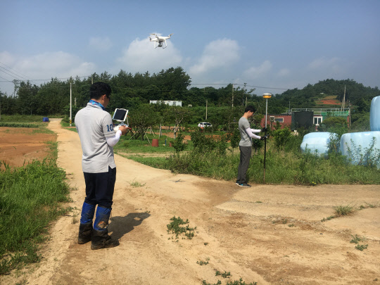 한국산업단지공단 경기지역본부(본부장 정인화)가 공장설립 지원 및 대행서비스에서 괄목한 성과를 내고 있어 주목된다. 산단공 경기본부 경기공장설립지원센터는 11일 중소 제조기업을 대상으로 공장설립을 위한 현황측량 및 환경 인허가 등 공장설립 대행 서비스를 성공적으로 운영하고 있다고 밝혔다. 드론을 활용한 측량 지원을 하고 있다. 산단공 경기본부 제공